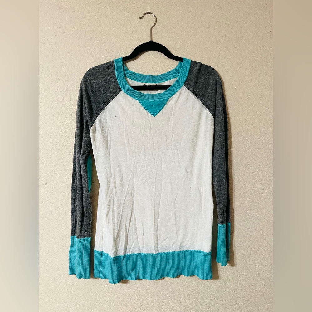 The Nest On Main White Lightweight Long-sleeved Grey & Teal Accented Sweater